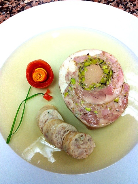 鶏肉のバロティーヌ・フォワグラムースとピスタチオ入り & ホワイトソーセージ